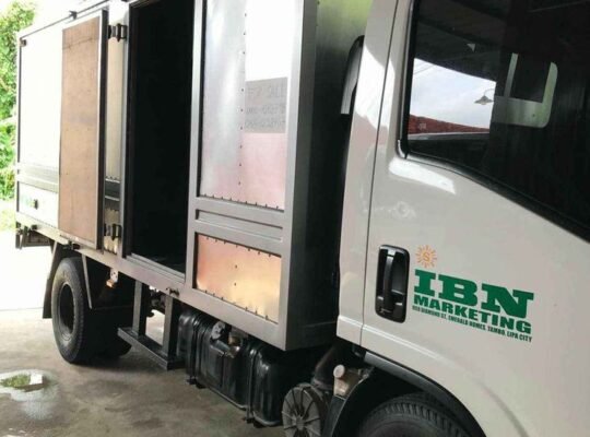 2019 Isuzu 6 wheeler closed van Registered 2 New front tires Ready to use