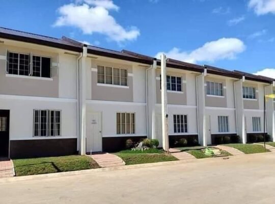 Bahay na along Hiway