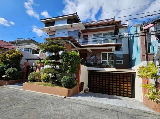 FOR SALE 3 STOREY HOUSE 307SMQ 6CARPORT ROOF DECK HUGE GARDEN AREA BF HOMES PQUE 42M