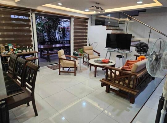 FOR SALE 3 STOREY HOUSE 307SMQ 6CARPORT ROOF DECK HUGE GARDEN AREA BF HOMES PQUE 42M