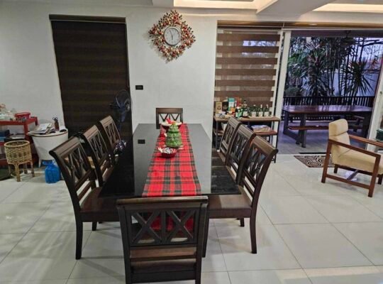 FOR SALE 3 STOREY HOUSE 307SMQ 6CARPORT ROOF DECK HUGE GARDEN AREA BF HOMES PQUE 42M