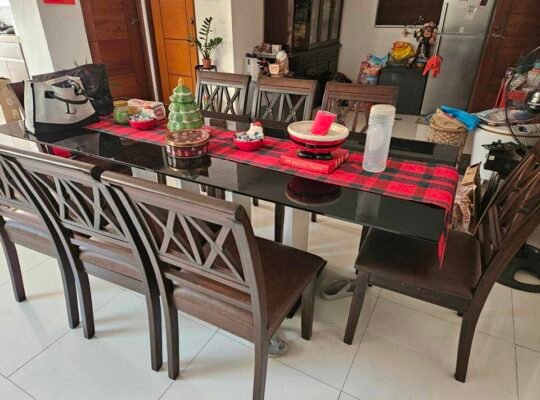 FOR SALE 3 STOREY HOUSE 307SMQ 6CARPORT ROOF DECK HUGE GARDEN AREA BF HOMES PQUE 42M