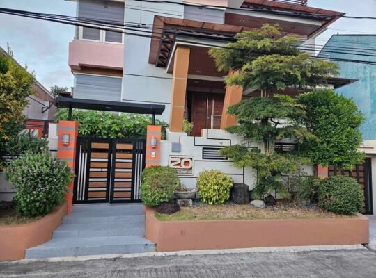 FOR SALE 3 STOREY HOUSE 307SMQ 6CARPORT ROOF DECK HUGE GARDEN AREA BF HOMES PQUE 42M