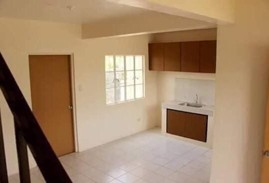 Bahay na may Malaking lote Pero mura